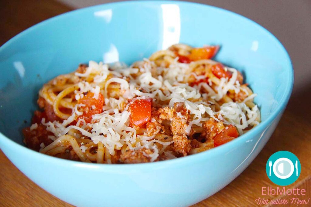 Spaghetti mit Hackfleisch-Tomaten-Paprika-Sauce