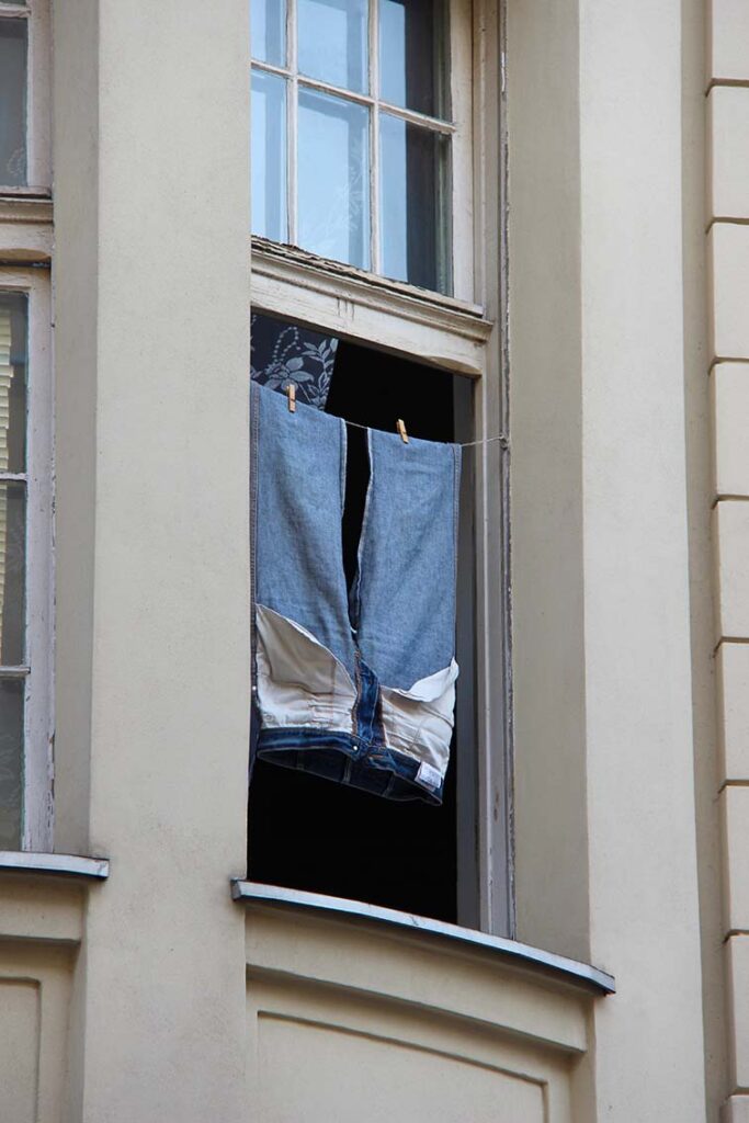 Jeans im Fenster trocken